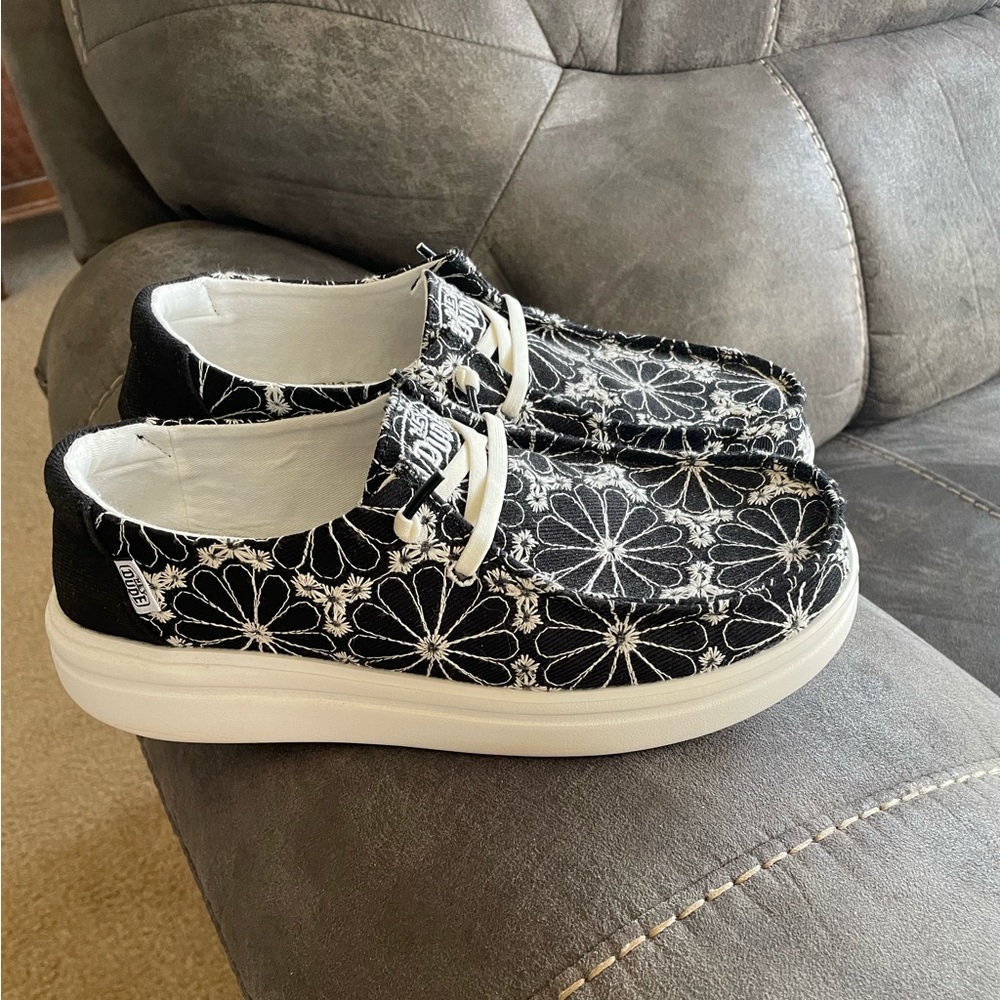 HEY DUDE Sz 9